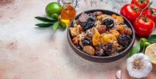 Мясо, запеченное с черносливом и курагой